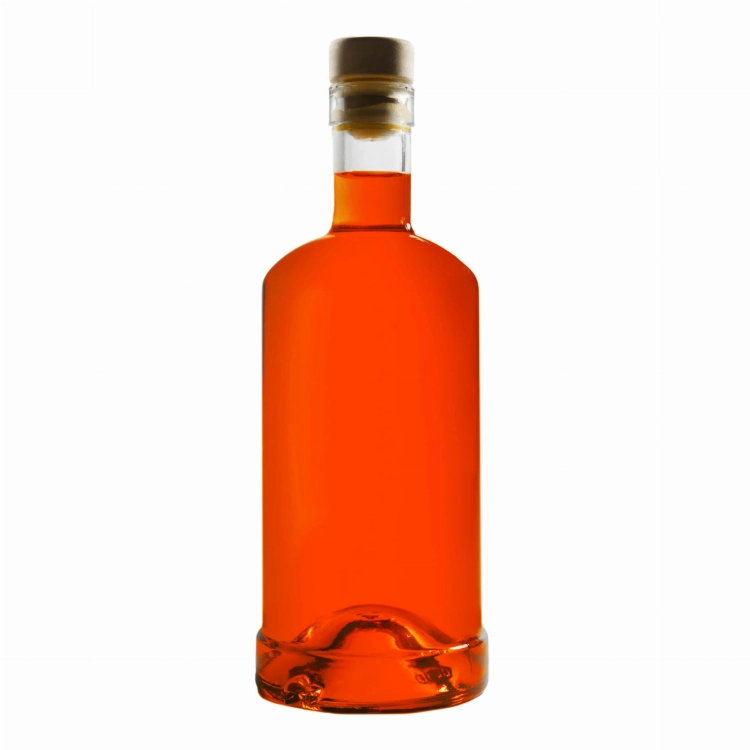 Zestaw 5 butelek Statua 500 ml z korkami – butelka z bursztynowym płynem na białym tle