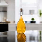 Butelka Iris 500 ml z korkiem – butelka na blacie kuchennym