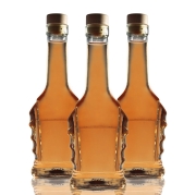 Butelka Bukareszt 250 ml z korkiem – ujęcie szklanej butelki na białym tle 10