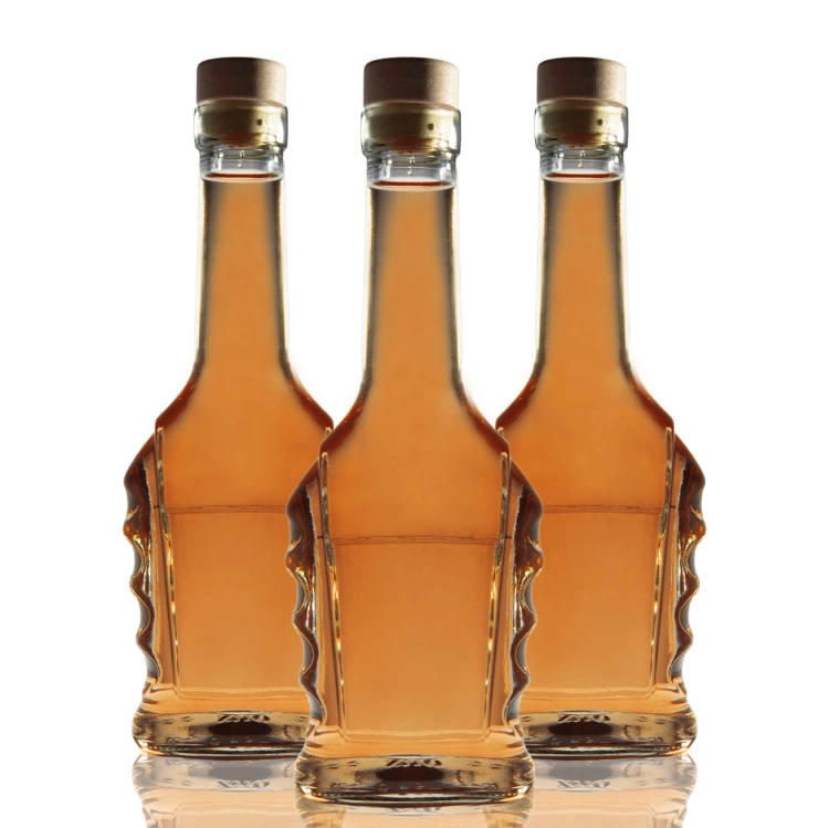 Butelka Bukareszt 250 ml z korkiem – ujęcie szklanej butelki na białym tle 10